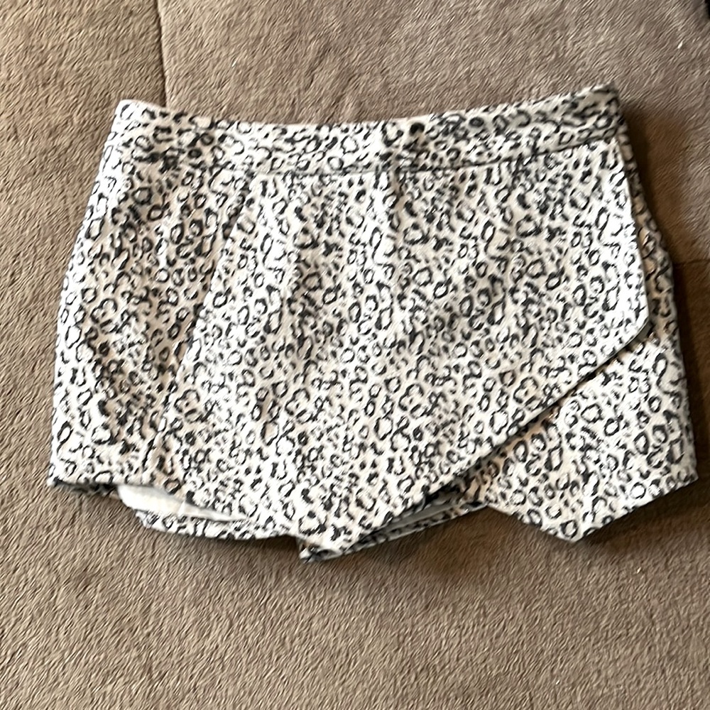 Express skort. Fully lined w pockets. Gray base w dark gray & silver detail.